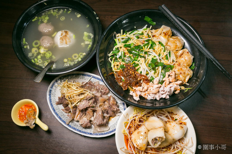 桃園大園美食-來喔來喔~客人"裡麵坐"喔~這家客家食堂的麵好吃又大碗!沒吃過的快來裡面坐啦。