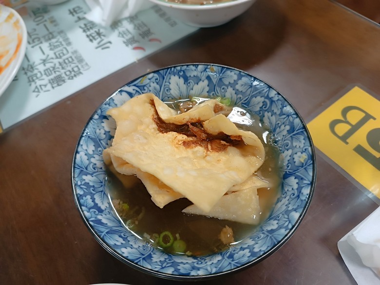新營鐵道文化園區、弎弌和茗園、阿桐鹽水意麵、鹽水庇護宮、八角樓、銀峰冰果室、修德拜亭廣場、王爺廟巷、永成戲院 — 2024清明連假之新營賞火車、日式老宅內品茗,月津港夜間散策