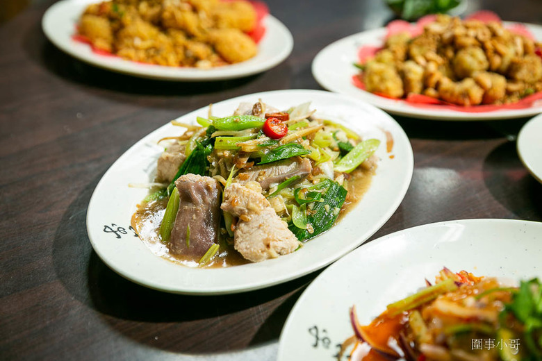 桃園龍潭美食-蝦咪挖蚵!下班跟同事朋友一起來蝦咪挖蚵啦~不只有蚵仔跟白蝦吃到飽!來一杯冰冰涼涼的柏克金生啤酒,真是一大樂事也~也要提醒大家喝酒不開車開車不喝酒,飲酒過量有害健康喔!(邀約