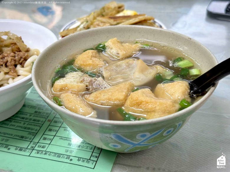 點我看大圖 屏東恆春|鼎食芳手工小籠湯包/蔥油餅_韓團 EXO 都造訪過的在地麵點老店