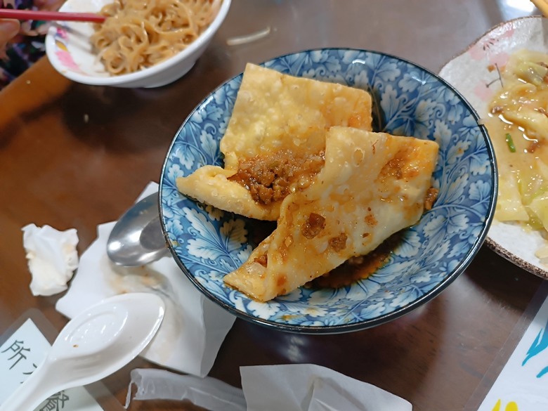 新營鐵道文化園區、弎弌和茗園、阿桐鹽水意麵、鹽水庇護宮、八角樓、銀峰冰果室、修德拜亭廣場、王爺廟巷、永成戲院 — 2024清明連假之新營賞火車、日式老宅內品茗,月津港夜間散策