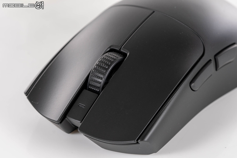 Razer Viper V3 Pro 電競滑鼠開箱試用 以 54 克超輕身形搭配高速移動設計讓遊戲反應更快速