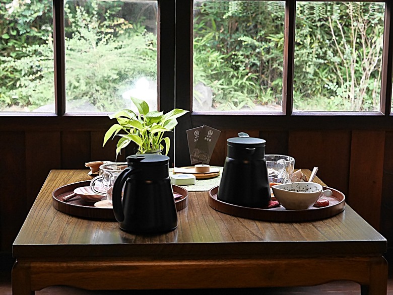 新營鐵道文化園區、弎弌和茗園、阿桐鹽水意麵、鹽水庇護宮、八角樓、銀峰冰果室、修德拜亭廣場、王爺廟巷、永成戲院 — 2024清明連假之新營賞火車、日式老宅內品茗,月津港夜間散策