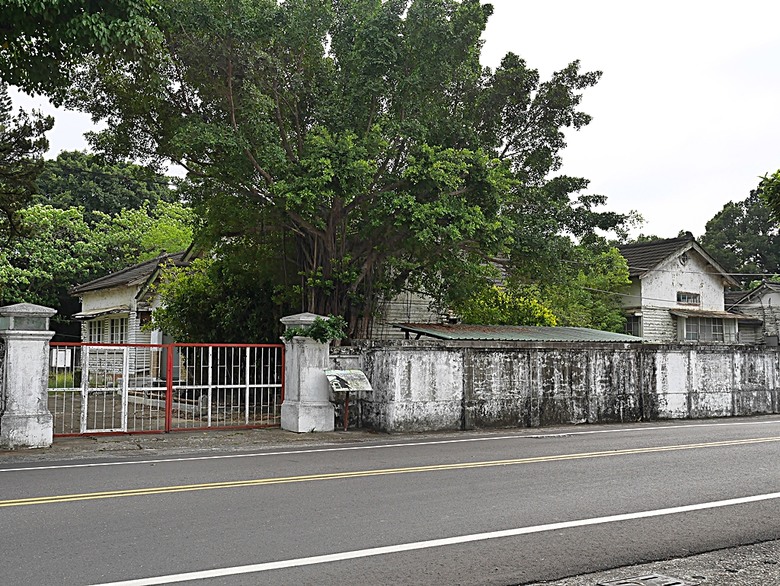 新營鐵道文化園區、弎弌和茗園、阿桐鹽水意麵、鹽水庇護宮、八角樓、銀峰冰果室、修德拜亭廣場、王爺廟巷、永成戲院 — 2024清明連假之新營賞火車、日式老宅內品茗,月津港夜間散策