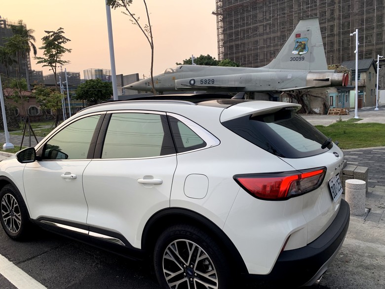 點我看大圖 Ford Kuga,科技、舒適且1升油能跑17公里的都市通勤車(FORD KUGA 極致玩家)