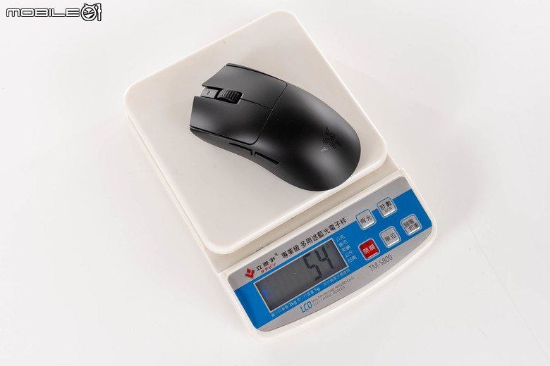 Razer Viper V3 Pro 電競滑鼠開箱試用 以 54 克超輕身形搭配高速移動設計讓遊戲反應更快速