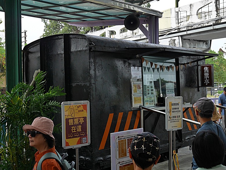 新營鐵道文化園區、弎弌和茗園、阿桐鹽水意麵、鹽水庇護宮、八角樓、銀峰冰果室、修德拜亭廣場、王爺廟巷、永成戲院 — 2024清明連假之新營賞火車、日式老宅內品茗,月津港夜間散策