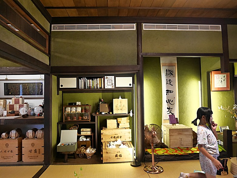 新營鐵道文化園區、弎弌和茗園、阿桐鹽水意麵、鹽水庇護宮、八角樓、銀峰冰果室、修德拜亭廣場、王爺廟巷、永成戲院 — 2024清明連假之新營賞火車、日式老宅內品茗,月津港夜間散策