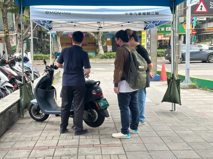 在家樂福試騎eMOVING EZ1,蠻好騎的耶