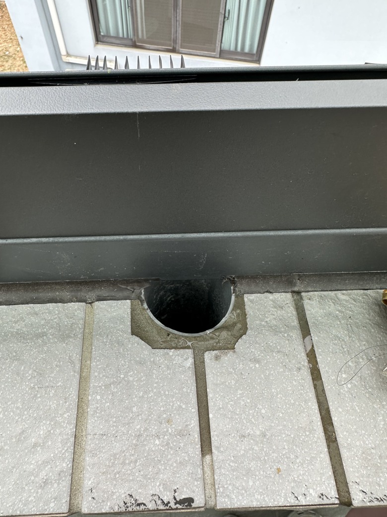 建商冷氣預留孔進水