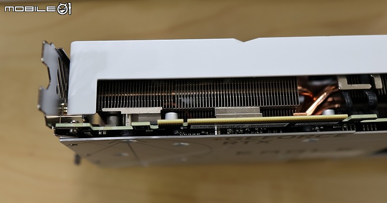 [GIGABYTE 技嘉] 開箱 AORUS 與 EAGLE 聯袂 ICE 白色主題機