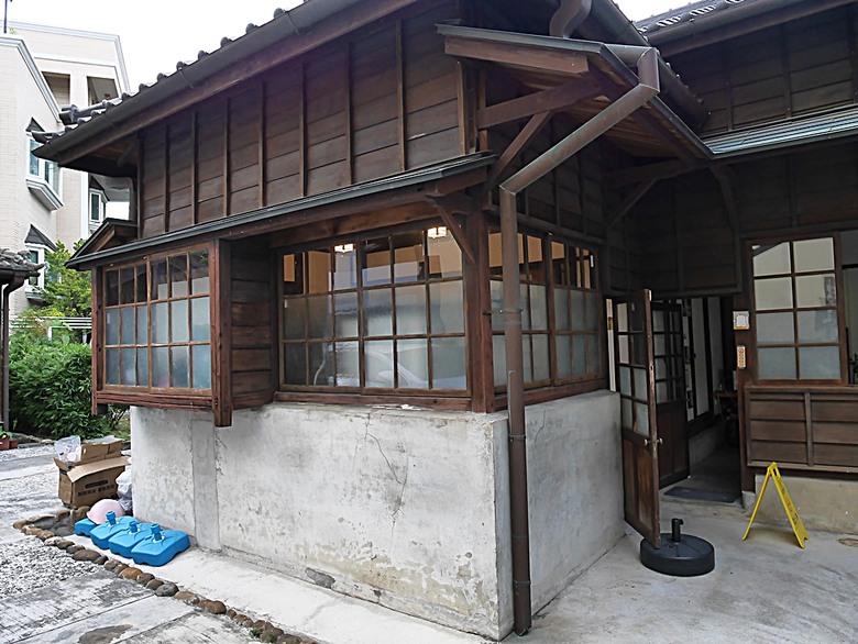 新營鐵道文化園區、弎弌和茗園、阿桐鹽水意麵、鹽水庇護宮、八角樓、銀峰冰果室、修德拜亭廣場、王爺廟巷、永成戲院 — 2024清明連假之新營賞火車、日式老宅內品茗,月津港夜間散策