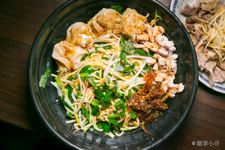 桃園大園美食-來喔來喔~客人"裡麵坐"喔~這家客家食堂的麵好吃又大碗!沒吃過的快來裡面坐啦。