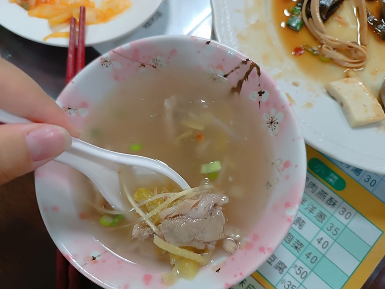 新營鐵道文化園區、弎弌和茗園、阿桐鹽水意麵、鹽水庇護宮、八角樓、銀峰冰果室、修德拜亭廣場、王爺廟巷、永成戲院 — 2024清明連假之新營賞火車、日式老宅內品茗,月津港夜間散策