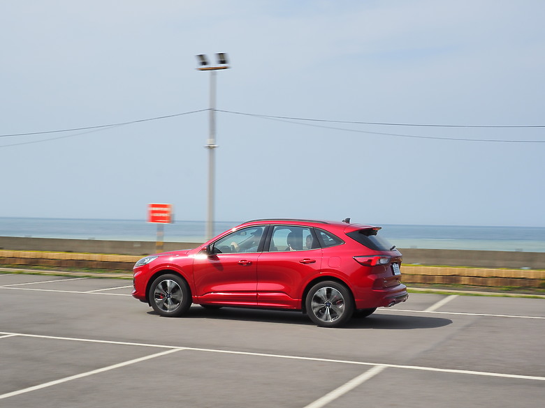 乘載幸福之餘 體驗 NEW FORD KUGA ST-Line Performacne 動力充沛還帶來更多樂趣～