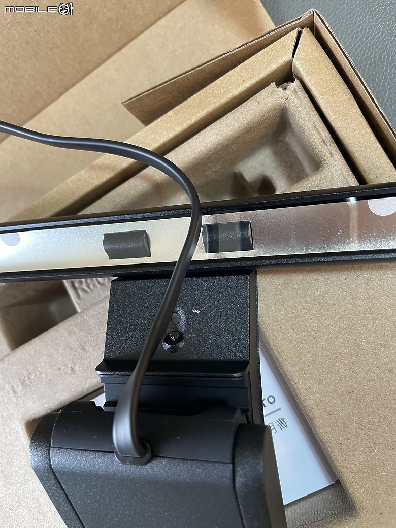 點我看大圖 BenQ ScreenBar Pro 螢幕掛燈 開箱分享