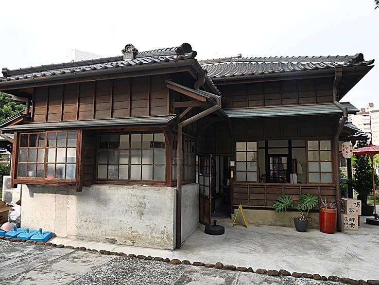 新營鐵道文化園區、弎弌和茗園、阿桐鹽水意麵、鹽水庇護宮、八角樓、銀峰冰果室、修德拜亭廣場、王爺廟巷、永成戲院 — 2024清明連假之新營賞火車、日式老宅內品茗,月津港夜間散策