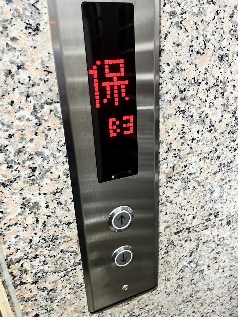 地震震壞年齡不到兩年的電梯