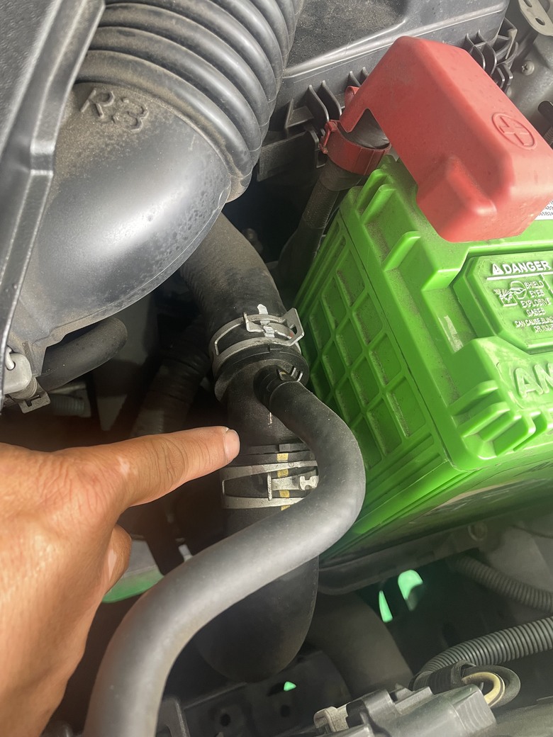 請問Toyota 水箱水管有點裂痕就要整組換嗎？