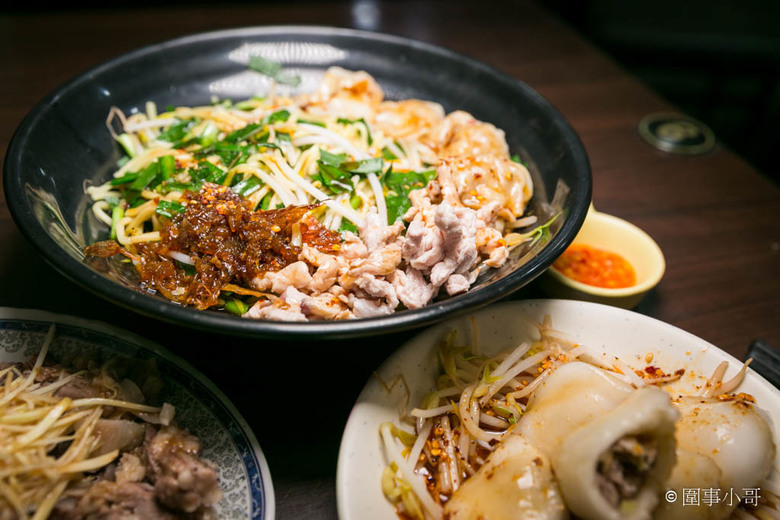 桃園大園美食-來喔來喔~客人"裡麵坐"喔~這家客家食堂的麵好吃又大碗!沒吃過的快來裡面坐啦。