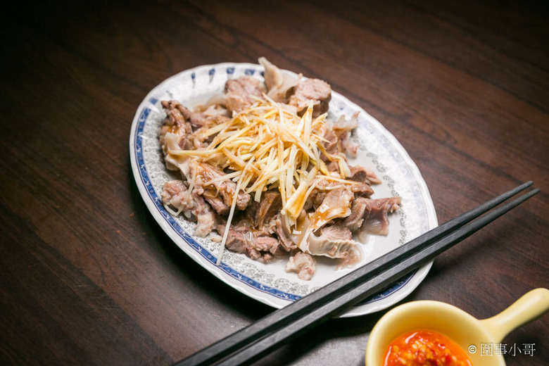 桃園大園美食-來喔來喔~客人"裡麵坐"喔~這家客家食堂的麵好吃又大碗!沒吃過的快來裡面坐啦。