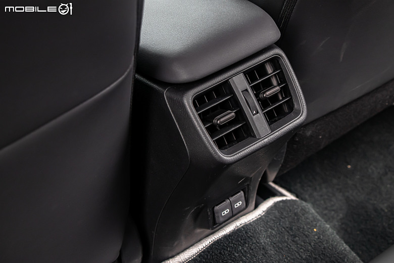 Lexus UX 300h 新年式試駕｜性能升級、配備增加，不畏小老弟的挑戰！