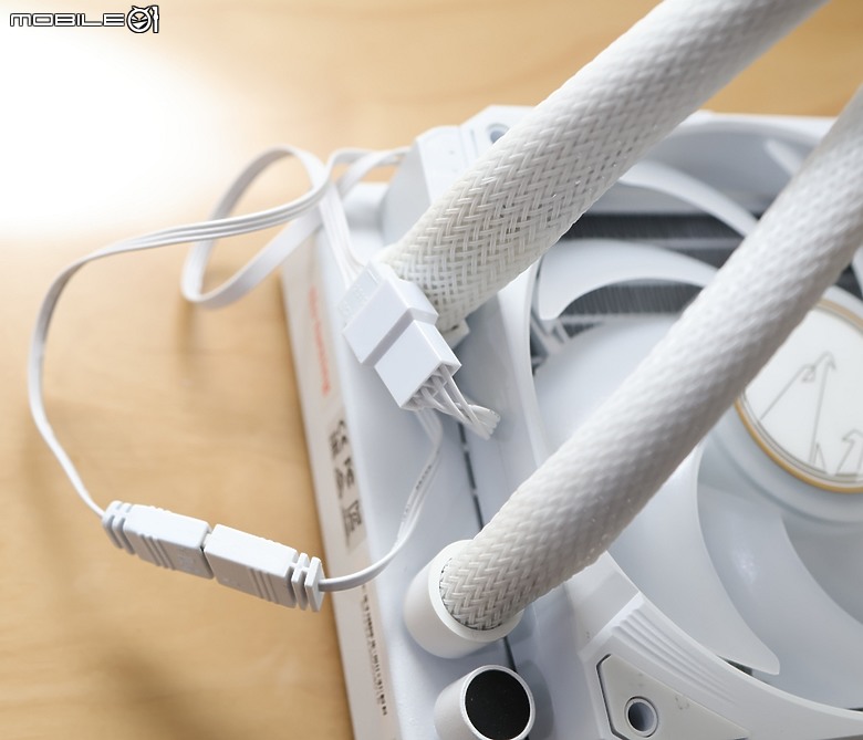 [GIGABYTE 技嘉] 開箱 AORUS 與 EAGLE 聯袂 ICE 白色主題機