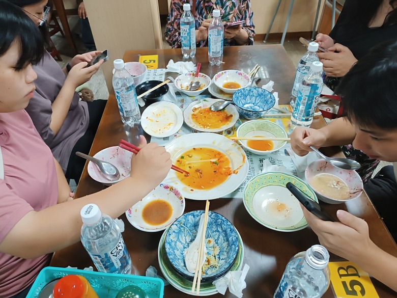新營鐵道文化園區、弎弌和茗園、阿桐鹽水意麵、鹽水庇護宮、八角樓、銀峰冰果室、修德拜亭廣場、王爺廟巷、永成戲院 — 2024清明連假之新營賞火車、日式老宅內品茗,月津港夜間散策