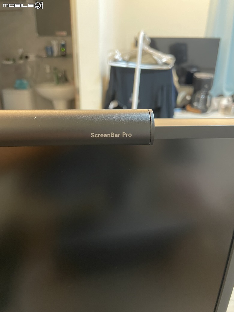 點我看大圖 BenQ ScreenBar Pro 螢幕掛燈 開箱分享