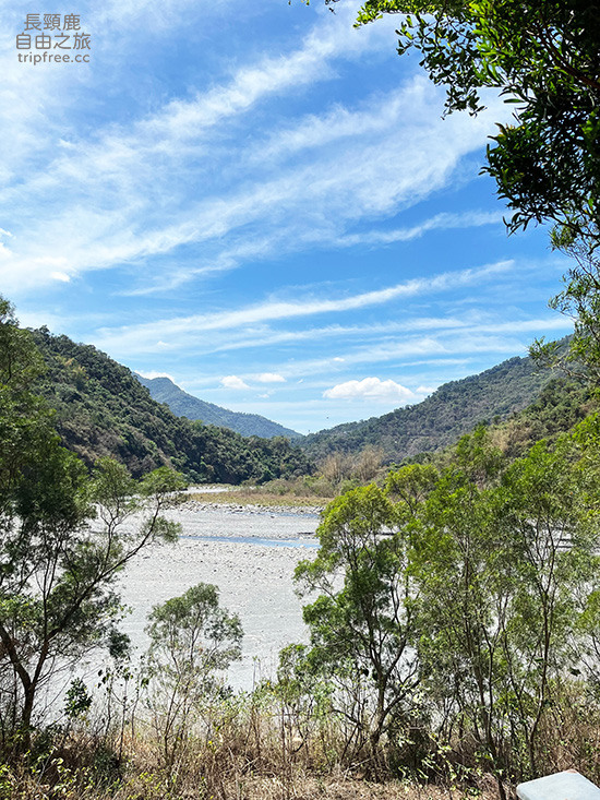 河谷群山環繞的孤島露營地，深山原始風貌
