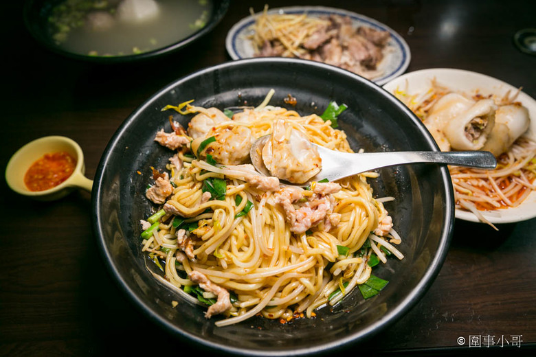 桃園大園美食-來喔來喔~客人"裡麵坐"喔~這家客家食堂的麵好吃又大碗!沒吃過的快來裡面坐啦。
