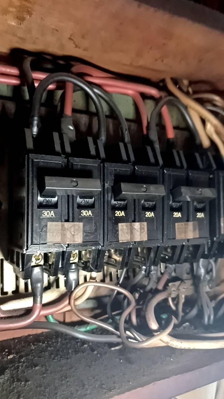 從電箱拉220V電出來給冷氣用