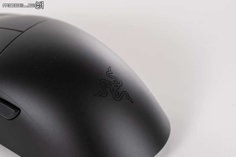 Razer Viper V3 Pro 電競滑鼠開箱試用 以 54 克超輕身形搭配高速移動設計讓遊戲反應更快速