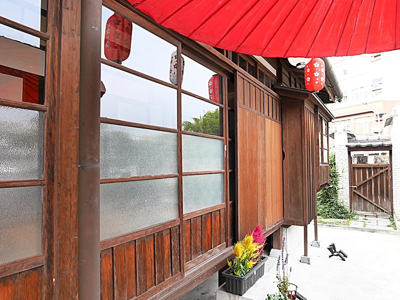 新營鐵道文化園區、弎弌和茗園、阿桐鹽水意麵、鹽水庇護宮、八角樓、銀峰冰果室、修德拜亭廣場、王爺廟巷、永成戲院 — 2024清明連假之新營賞火車、日式老宅內品茗,月津港夜間散策