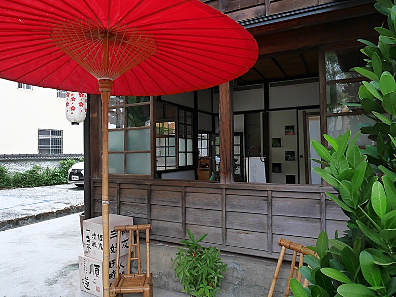 新營鐵道文化園區、弎弌和茗園、阿桐鹽水意麵、鹽水庇護宮、八角樓、銀峰冰果室、修德拜亭廣場、王爺廟巷、永成戲院 — 2024清明連假之新營賞火車、日式老宅內品茗,月津港夜間散策