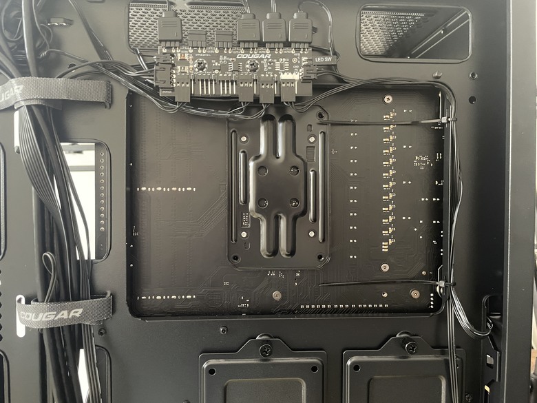 擴充和性能達到平衡的漂亮機殼 COUGAR Uniface RGB機殼開箱