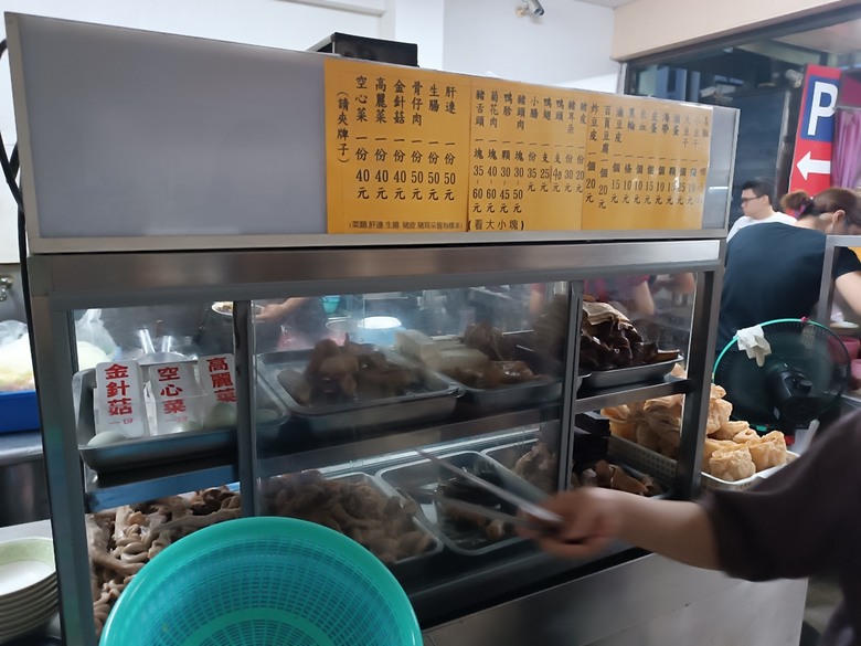 新營鐵道文化園區、弎弌和茗園、阿桐鹽水意麵、鹽水庇護宮、八角樓、銀峰冰果室、修德拜亭廣場、王爺廟巷、永成戲院 — 2024清明連假之新營賞火車、日式老宅內品茗,月津港夜間散策