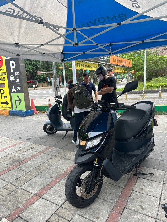 在家樂福試騎eMOVING EZ1,蠻好騎的耶