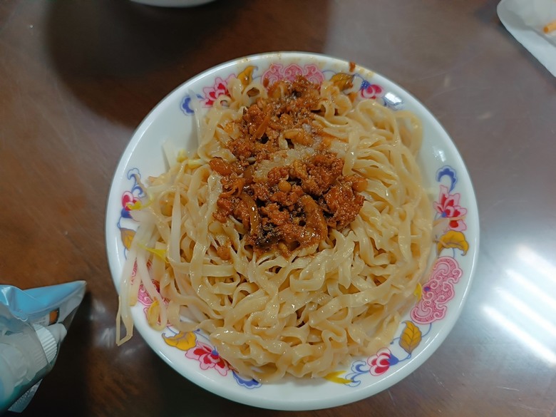 新營鐵道文化園區、弎弌和茗園、阿桐鹽水意麵、鹽水庇護宮、八角樓、銀峰冰果室、修德拜亭廣場、王爺廟巷、永成戲院 — 2024清明連假之新營賞火車、日式老宅內品茗,月津港夜間散策