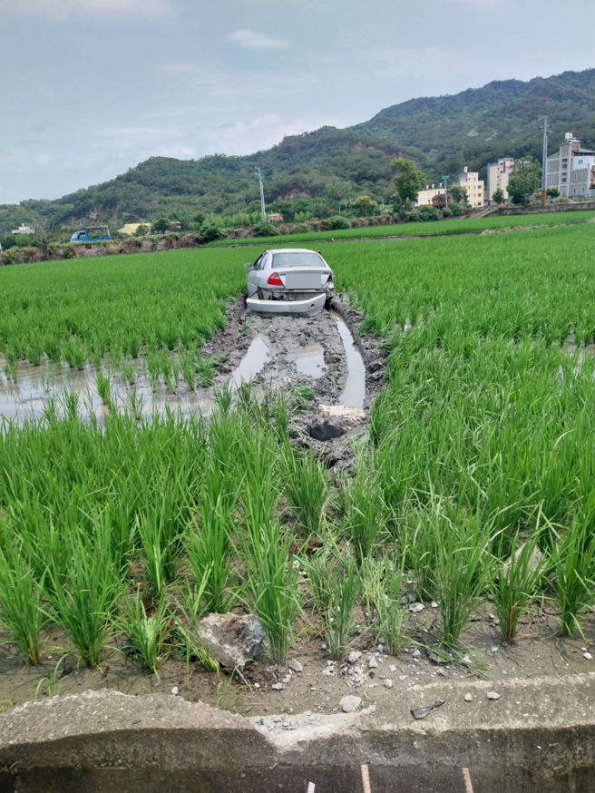 苗栗自小客，飛起再衝下水稻田