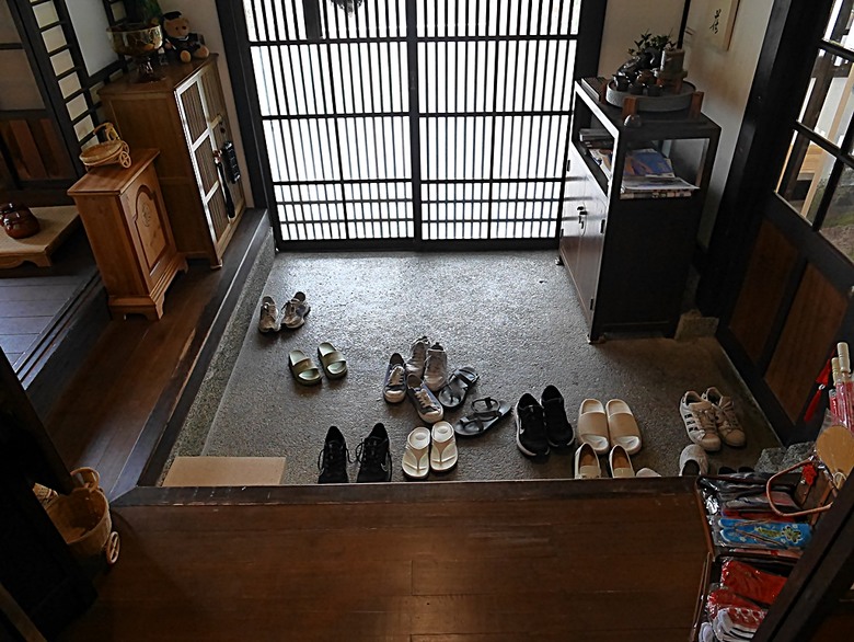 新營鐵道文化園區、弎弌和茗園、阿桐鹽水意麵、鹽水庇護宮、八角樓、銀峰冰果室、修德拜亭廣場、王爺廟巷、永成戲院 — 2024清明連假之新營賞火車、日式老宅內品茗,月津港夜間散策