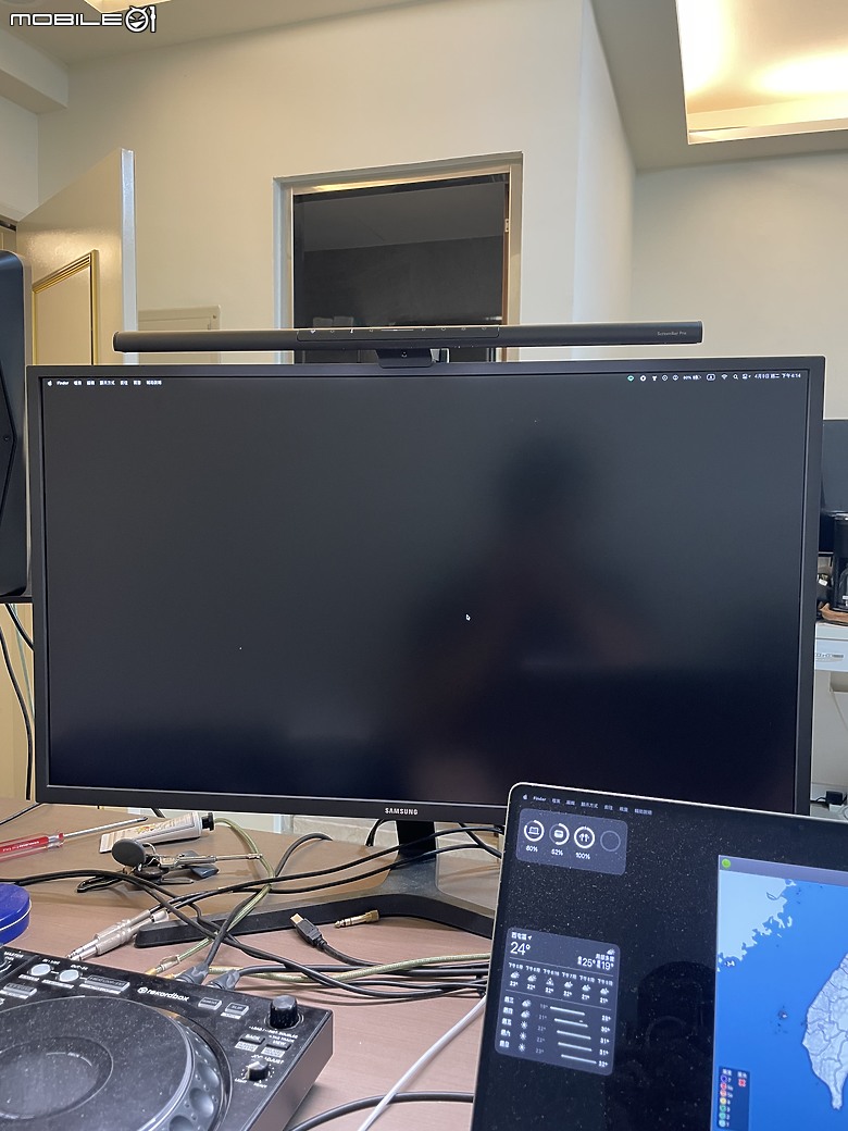 點我看大圖 BenQ ScreenBar Pro 螢幕掛燈 開箱分享