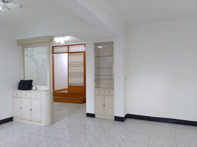 【開箱】台北老屋翻新，31坪SPC石塑地板案例