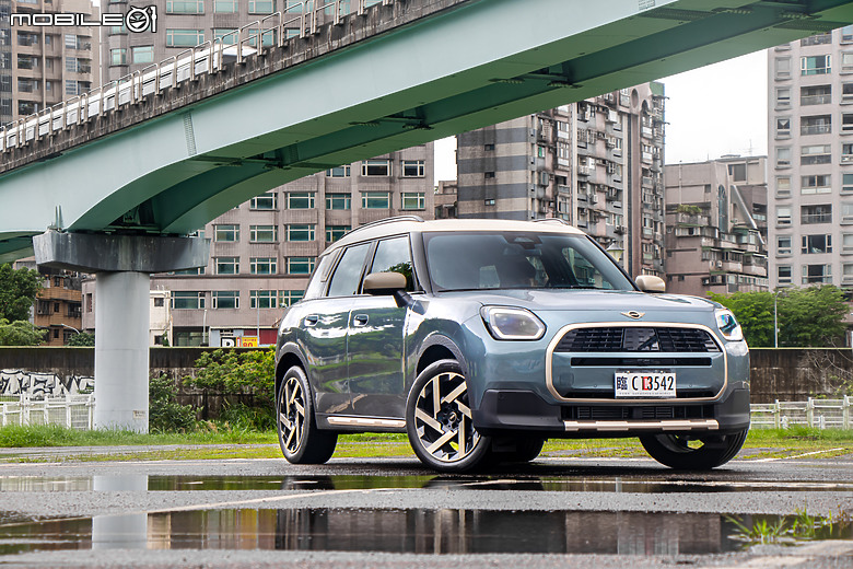 MINI Countryman C 試駕｜不再迷你，卻能討更多人歡心！
