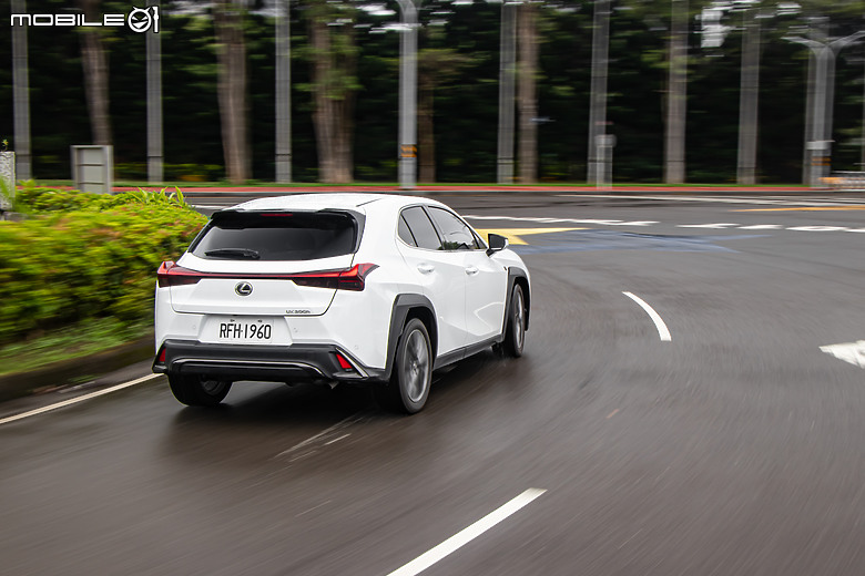 Lexus UX 300h 新年式試駕｜性能升級、配備增加，不畏小老弟的挑戰！