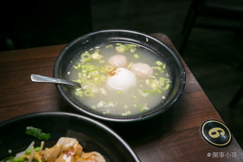 桃園大園美食-來喔來喔~客人"裡麵坐"喔~這家客家食堂的麵好吃又大碗!沒吃過的快來裡面坐啦。