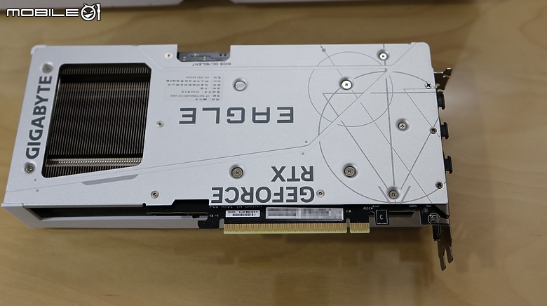 [GIGABYTE 技嘉] 開箱 AORUS 與 EAGLE 聯袂 ICE 白色主題機