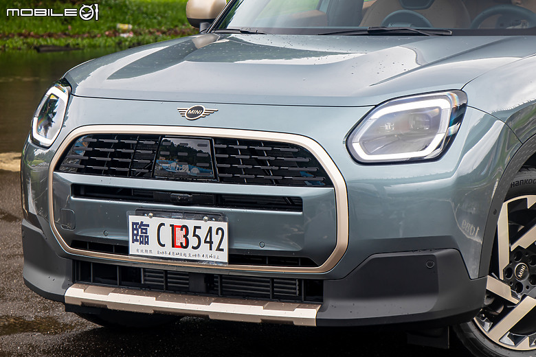 MINI Countryman C 試駕｜不再迷你，卻能討更多人歡心！