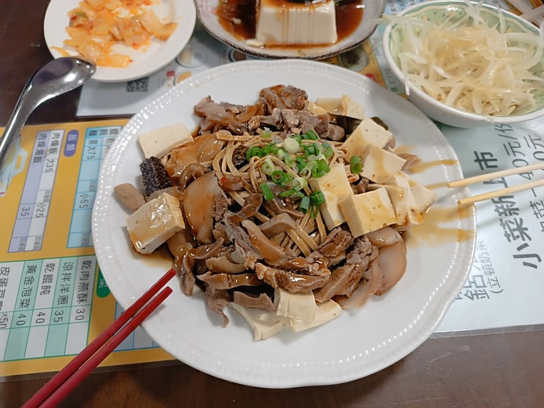 新營鐵道文化園區、弎弌和茗園、阿桐鹽水意麵、鹽水庇護宮、八角樓、銀峰冰果室、修德拜亭廣場、王爺廟巷、永成戲院 — 2024清明連假之新營賞火車、日式老宅內品茗,月津港夜間散策