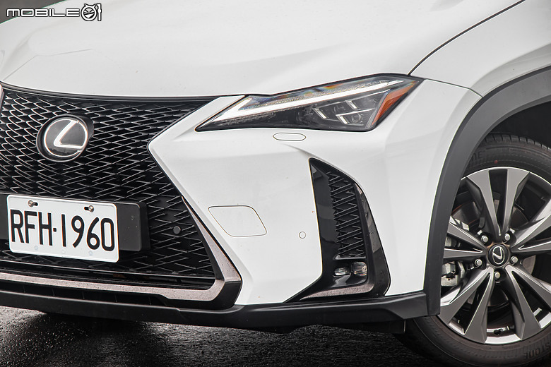 Lexus UX 300h 新年式試駕｜性能升級、配備增加，不畏小老弟的挑戰！